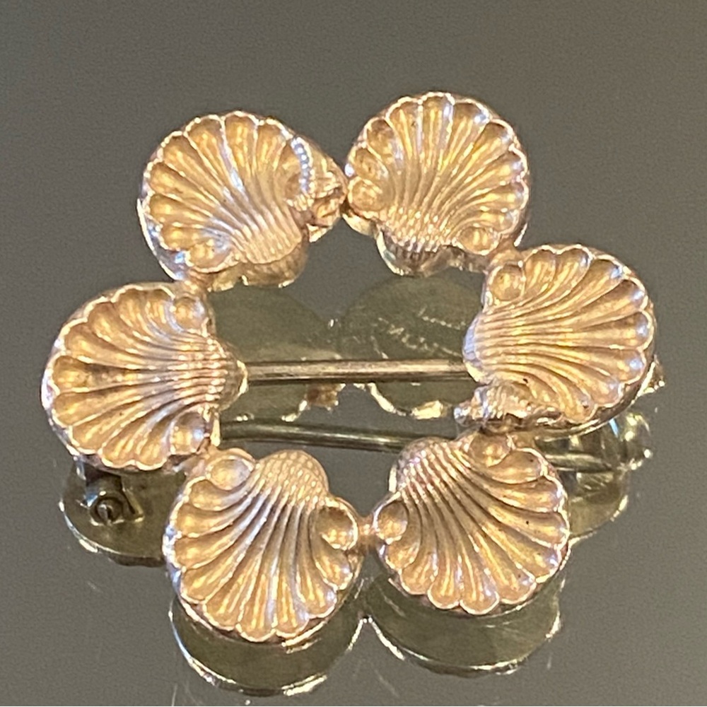 Gold Seashell Wreath Brooch